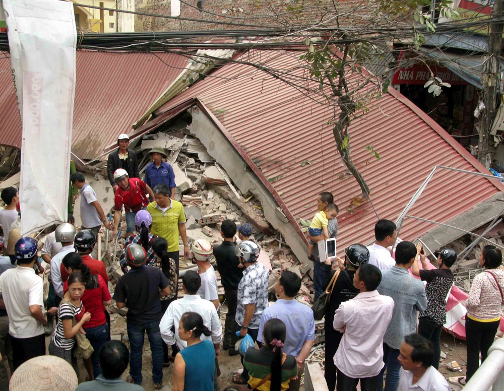 Hiện trường ngôi nhà 3 tầng bị đổ sập hoàn toàn. Ảnh Dương Trí-TTXVN