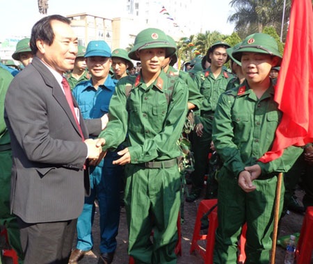 Đội mưa tiễn tân binh lên đường - 21 Chủ tịch TP chúc mừng các chiến sĩ trẻ lên đường nhập ngũ.