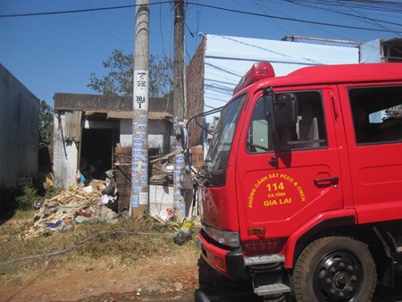 Đống rác trong nhà đã từng gây cháy nhưng bà Đ. không từ bỏ thói quen gom rác về nhà.