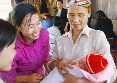 Bé trai sơ sinh bị bỏ rơi cạnh chuồng bò - 1 Gia
đình bà Đỏ đang chăm sóc em bé bị bỏ rơi.