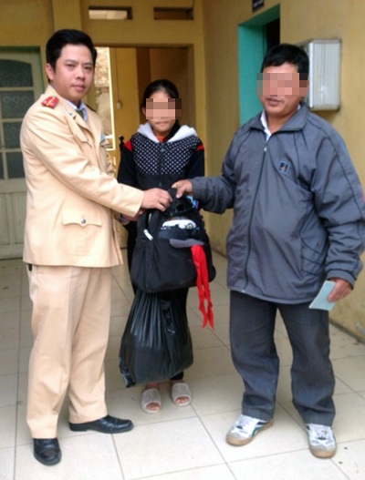 Hà Nội: Đi tìm mẹ, bé gái lạc trên đường cao tốc - 1 Anh S. vui mừng khi nhận lại con từ các chiến sỹ CSGT.