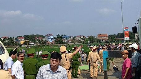 Hà Nội: Hai xe khách tông nhau, 5 người tử vong - 3 Tắc nghẽn nghiêm trọng tại hiện trường vụ tai nạn (Ảnh: Độc giả Trần Trung Dũng cung cấp)