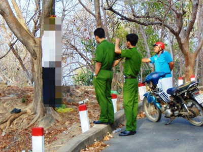 Đi tập thể dục phát hiện người treo cổ trên núi - 1 Đi tập thể dục phát hiện người treo cổ trên núi