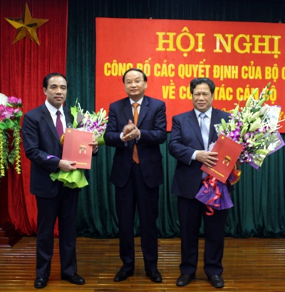 Trao quyết định điều động 2 Bí thư Tỉnh ủy về Trung ương - 2 Ông Tô Huy Rứa trao quyết định điều động nhân sự tại Tuyên Quang