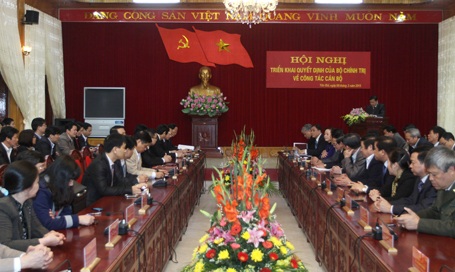 Trao quyết định điều động 2 Bí thư Tỉnh ủy về Trung ương - 1 Ông Tô Huy Rứa làm việc với tỉnh Yên Bái về việc điều động nhân sự mới.