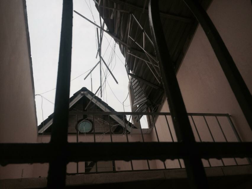 Nhiều ngôi nhà bị hỏng mái.