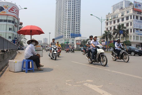 Bóng râm dù nhỏ nhoi cũng rất quý (Ảnh: Gia Chính)