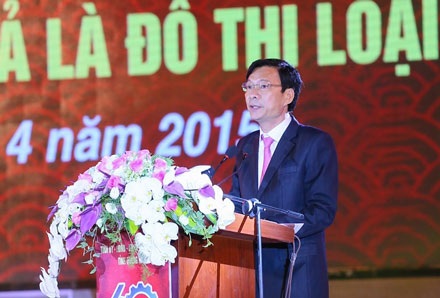 Cẩm Phả khẳng định vai trò, tầm vóc của Vùng Đất Mỏ anh hùng - 3 Phó Chủ tịch nước Nguyễn Thị Doan trao tặng TP Cẩm Phả Huân chương Độc lập Hạng nhất.