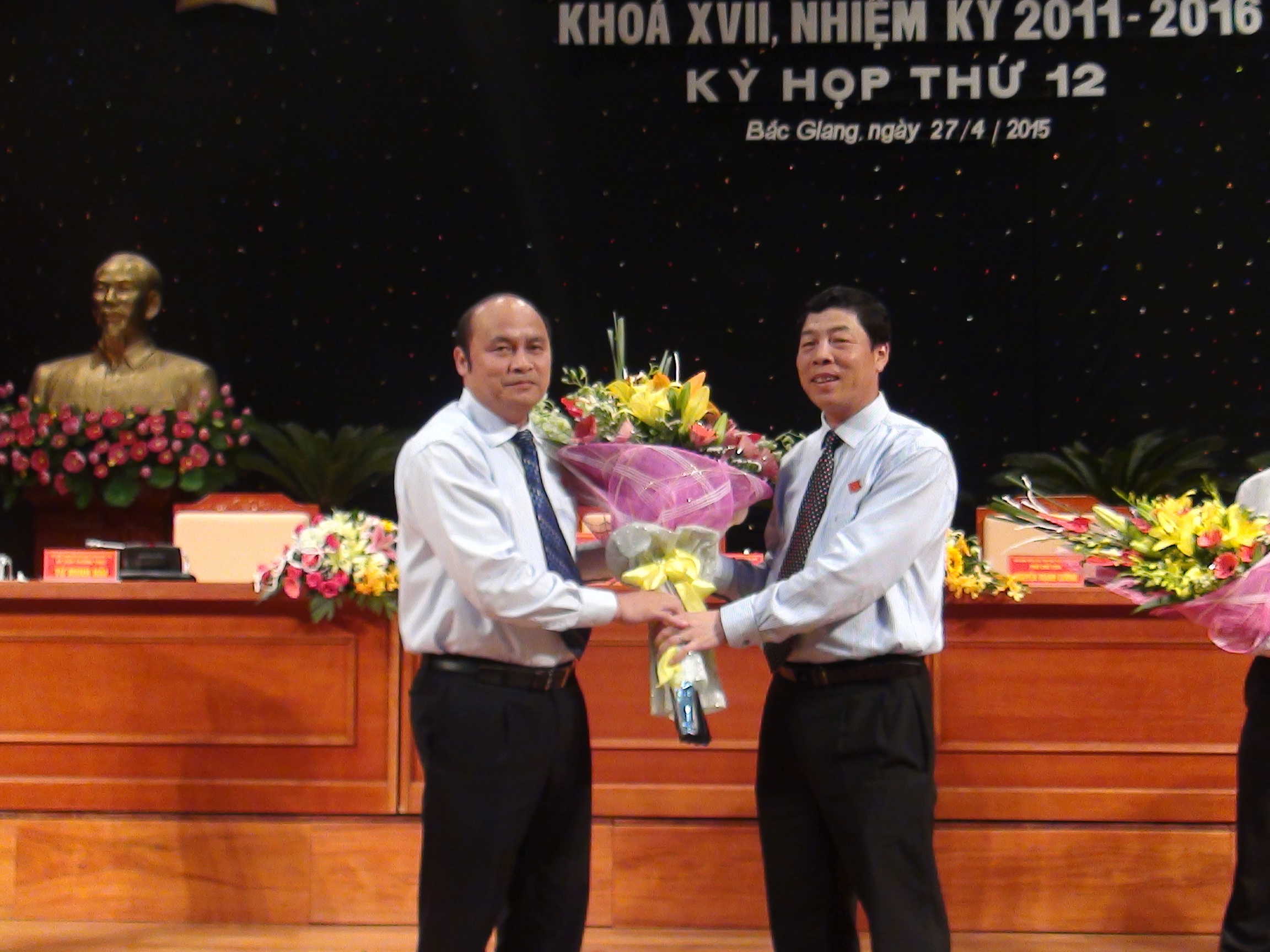 Bí thư Tỉnh uỷ Bắc Giang Bùi Văn Hải tặng hoa chúc mừng tân Chủ tịch UBND tỉnh Nguyễn Văn Linh.