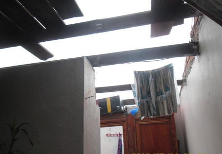 Một căn nhà ở thị trấn Thạnh Mỹ (Đơn Dương) bị thổi bay mái.