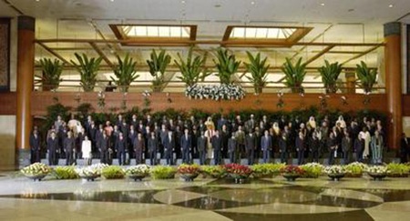 Mở rộng quan hệ hợp tác nhiều mặt với các nước Á-Phi - 1 Các đại biểu chụp ảnh sau lễ khai mạc Hội nghị Cấp cao Á - Phi năm 2005.