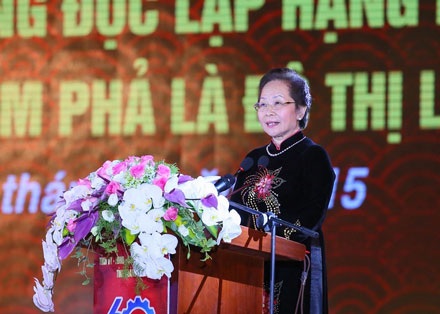 Cẩm Phả khẳng định vai trò, tầm vóc của Vùng Đất Mỏ anh hùng - 2 Phó Chủ tịch nước Nguyễn Thị Doan trao tặng TP Cẩm Phả Huân chương Độc lập Hạng nhất.