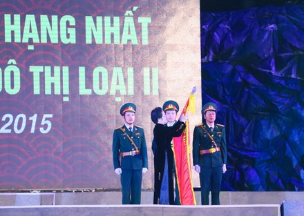 Cẩm Phả khẳng định vai trò, tầm vóc của Vùng Đất Mỏ anh hùng - 1 Phó Chủ tịch nước Nguyễn Thị Doan trao tặng TP Cẩm Phả Huân chương Độc lập Hạng nhất.