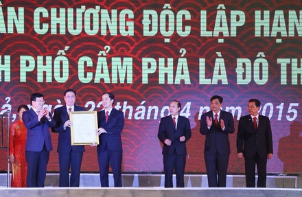 Cẩm Phả khẳng định vai trò, tầm vóc của Vùng Đất Mỏ anh hùng - 4 Bộ trưởng Bộ Xây dựng Trịnh Đình Dũng trao quyết định công nhận TP Cẩm Phả là đô thị loại II.