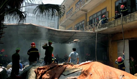 Hà Nội: 7 xe cứu hỏa dập đám cháy tại công ty in - 1 Tan hoang sau vụ cháy. (Ảnh: Tiến Nguyên)