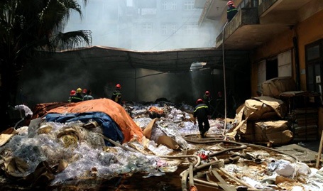 Hà Nội: 7 xe cứu hỏa dập đám cháy tại công ty in - 2 Tan hoang sau vụ cháy. (Ảnh: Tiến Nguyên)