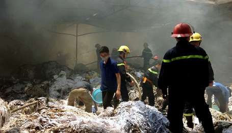 Hà Nội: 7 xe cứu hỏa dập đám cháy tại công ty in - 3 Tan hoang sau vụ cháy. (Ảnh: Tiến Nguyên)