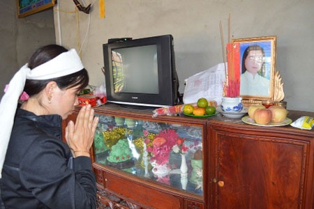 Mẹ mặc đồ cưới tự vẫn, bỏ lại 2 con song sinh - 1 Gia đình đau buồn sau cái chết đột ngột của chị T.