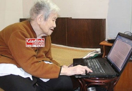 Choáng cụ bà 94 tuổi sáng tác tiểu thuyết ngàn trang trên… máy tính - 1 Cụ Thi sáng tác tiểu thuyết trên máy tính