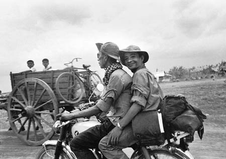 “Vẽ bản đồ không kịp bước quân đi!”