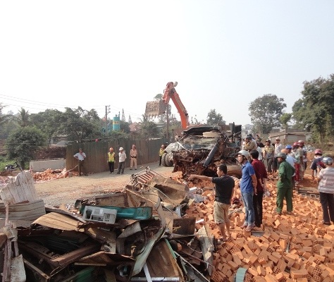 Hai chiếc xe đã lao vào nhau với tốc độ khủng khiếp.