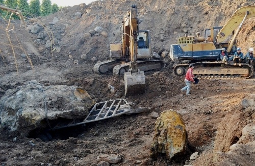 Hai người cố tình khai thác đá trái phép bị đề xuất phạt hơn 1 tỷ đồng.