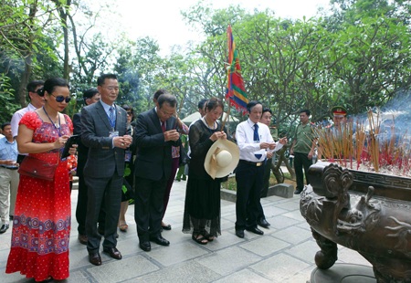 Kiều bào dâng hương trên Đất Tổ