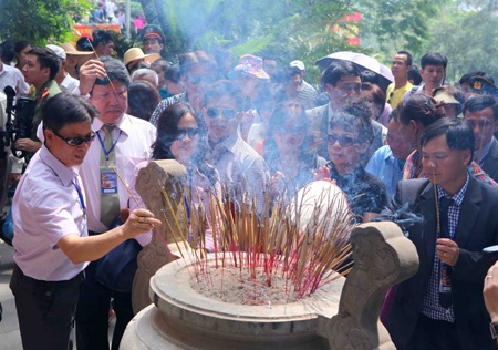 Kiều bào dâng hương trên Đất Tổ