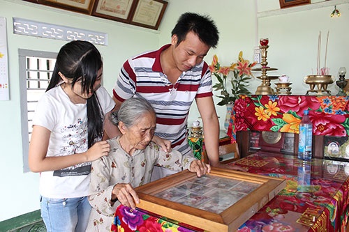 Lòng mẹ… - 2 Mỗi lần các cháu về thăm, mẹ Cao Thị Mau lại kể chuyện về ông và các cô, bác cho các cháu nghe.