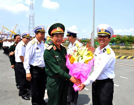 Ý chí thép nơi đảo xa - 1 Thượng tướng Mai Quang Phấn tặng hoa