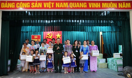 Ý chí thép nơi đảo xa - 2 Thượng tướng Mai Quang Phấn tặng quà các lực lượng làm nhiệm vụ trên đảo Trường Sa.