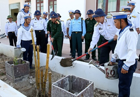 Ý chí thép nơi đảo xa - 7 Đoàn công tác trồng tre đắng ngà trên đảo Phan Vinh.