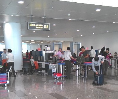 Những vụ “buôn lậu” tai tiếng của phi công, tiếp viên Vietnam Airlines - 2 Cửa soi chiếu an ninh tại ga đi quốc tế, nhà ga T2 - Cảng Hàng không Quốc tế Nội Bài
