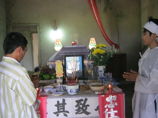 Người dân đến chia buồn cùng gia đình nạn nhân