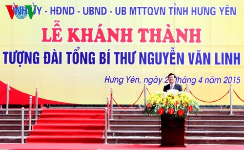 Chủ tịch nước cắt băng khánh thành công trình Tượng đài Tổng Bí thư Nguyễn Văn Linh (Ảnh: VOV)