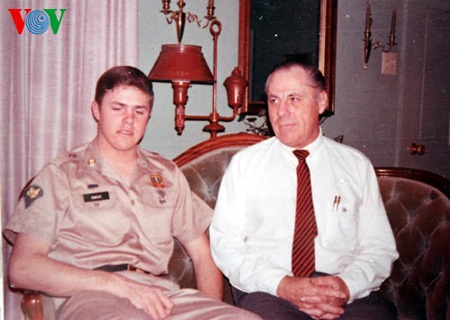 Paul Reed và bố trước khi sang Việt Nam