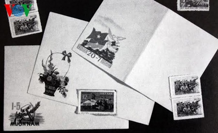 Tem và bì thư trong ba lô