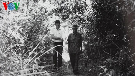 Paul Reed và trung úy Nghĩa thăm lại chiến trường xưa