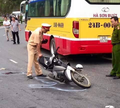 Xe container húc xe biển xanh bay xuống ao bèo