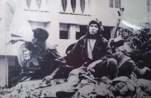 Pháo thủ Ngô Sỹ Nguyên trên xe tăng 390 (ảnh do nhân vật cung cấp).