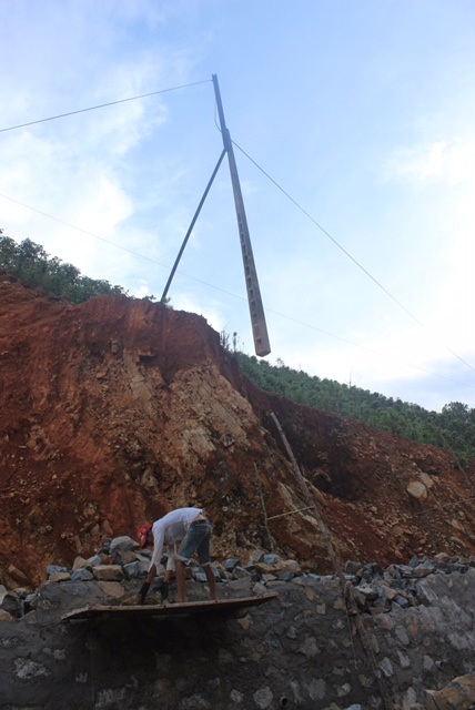 Cột điện không chân lơ lửng trên không.