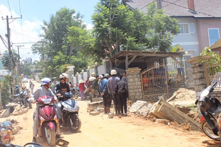 Khối tường bê tông đổ đè tử vong 2 công nhân xây dựng.