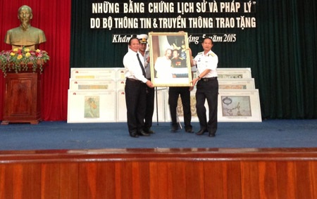 Thứ trưởng Trương Minh Tuấn trao tặng bức ảnh Bác Hồ và Đại tướng Võ Nguyên Giáp.