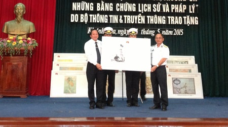 Thứ trưởng Trương Minh Tuận trao tặng bộ tư liệu quý cho Học viện Hải quân.