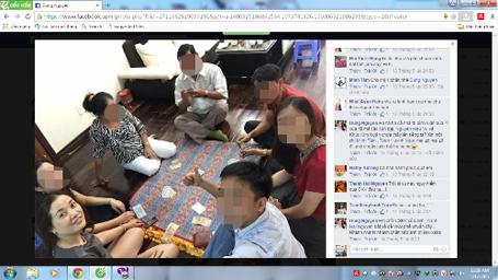 Nữ kiểm sát viên đánh bạc còn "khoe" ảnh trên facebook - 1 Bà Dung (áo xám, đầu tiên bên trái) đăng ảnh đánh bài lên facebook.