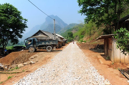 Thay đổi ở huyện thuộc diện nghèo nhất nước - 2 Với gia đình anh Hà Văn Hòa, con bò giống
là một sinh kế mới.