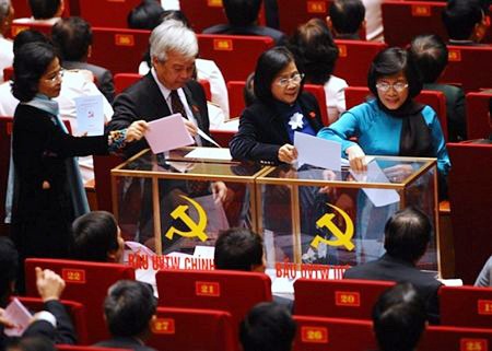 “Chưa bao giờ việc lựa chọn nhân sự Trung ương được nói rõ như lần này” - 2 Các đại biểu bỏ phiếu bầu Ban chấp hành trung ương Đảng khoá XI. (Ảnh AFP)