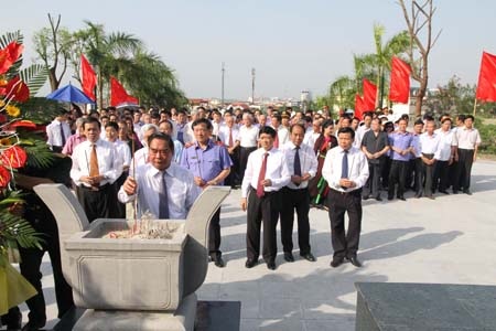 Thường trực Ban Bí thư Lê Hồng Anh dâng hương tưởng nhớ đồng chí Hoàng Quốc Việt - 1 Thường trực Ban Bí thư Lê Hồng Anh dâng hương tưởng nhớ đồng chí Hoàng Quốc Việt