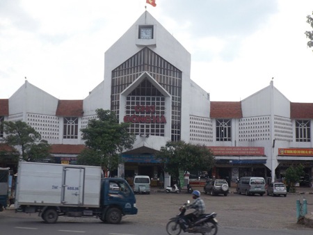 Công khai bán thuốc kích dục "không thể kiềm chế" giữa chợ - 1 Chợ Đông Hà, nơi xuất hiện nhiều phụ nữ công khai bán thuốc kích dục. Ảnh: Quang Thành