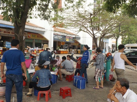 Công khai bán thuốc kích dục "không thể kiềm chế" giữa chợ - 2 Chợ Đông Hà, nơi xuất hiện nhiều phụ nữ công khai bán thuốc kích dục. Ảnh: Quang Thành
